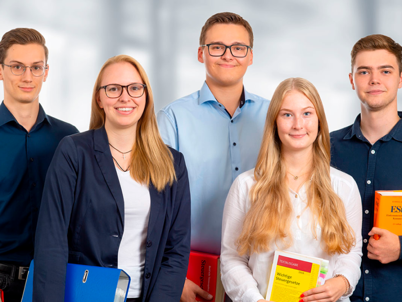 Steuer&shy;fach&shy;angestellte/r (m/w/d)